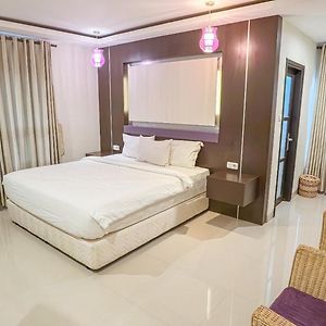 Front One Parama Su Hotel Palu